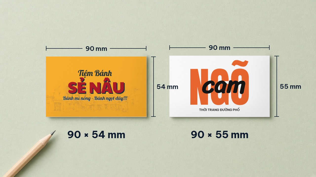 Hai card visit khổ 90 × 54 mm và 90 × 55 mm đặt cạnh nhau kèm đường đo kích thước